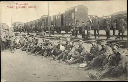 Ak Königsbrück in der Oberlausitz, Kriegsgefangenenlager, Ankunft gefangener Russen, Bahnhof