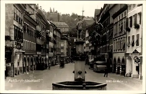 Foto Ak Feldkirch Neustadt Vorarlberg, Straßenpartie, Brunnen, Geschäfte