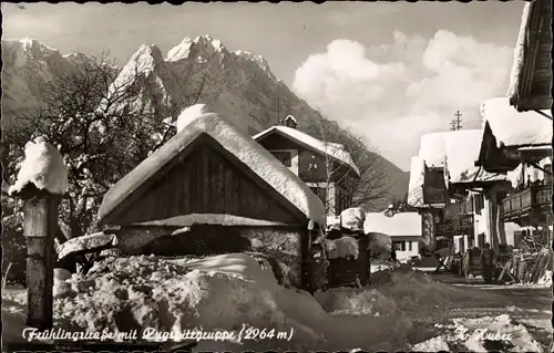 Ak Garmisch Partenkirchen in Oberbayern, Frühlingsstraße mit Zugspitzgruppe im Schnee