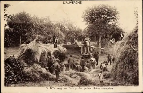 Ak Auvergne, Dreschen der Garben, Country-Szene