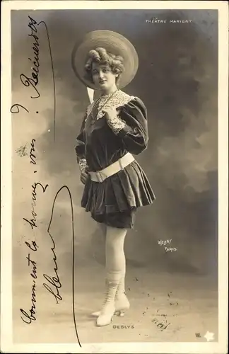 Ak Schauspielerin Deslys, Théâtre Marigny, Standportrait, Großer Hut