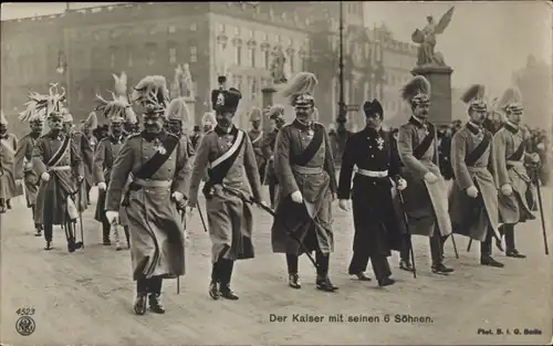 Ak Kaiser Wilhelm II. mit seinen 6 Söhnen, Paradeuniformen