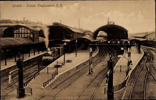 Ak Utrecht Niederlande, Bahnhof, Bahnsteige, Bahnhofshalle