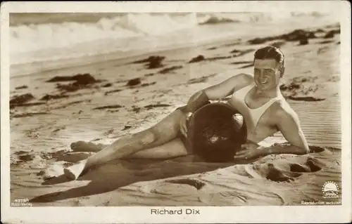 Ak Schauspieler Richard Dix, Portrait am Strand