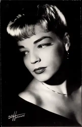 Ak Schauspielerin Simone Signoret, Portrait