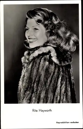 Ak Schauspielerin Rita Hayworth, Portrait im Pelzmantel