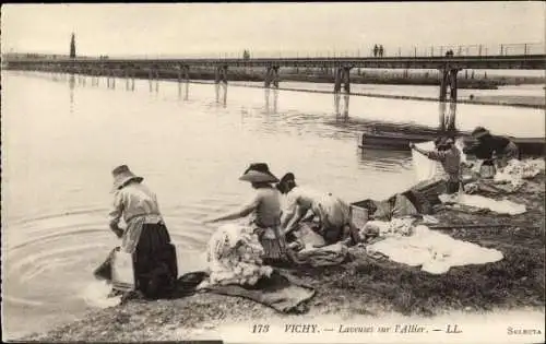 Ak Vichy Allier, Frauen in Trachten waschen Wäsche am Flussufer