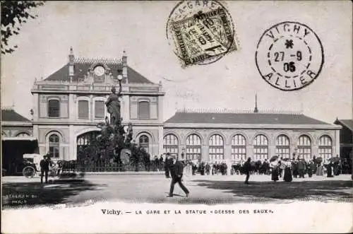 Ak Vichy Allier, La Gare et la Statue Deesse des Eaux, Bahnhof, Straßenseite