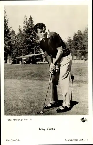 Ak Schauspieler Tony Curtis, Portrait auf dem Golfplatz