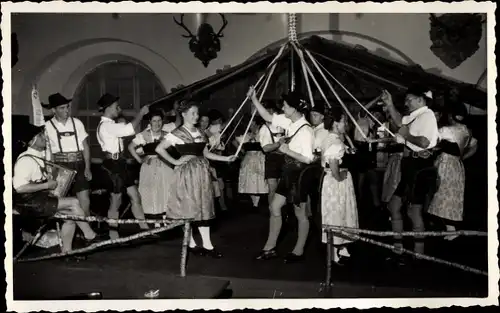 Foto Ak Salzburg in Österreich, 1. Gebirgsverein Alpinia, Männer und Frauen in Trachten, Tanz