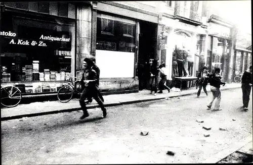 Ak Amsterdam Nordholland Niederlande, Straßenkampf gegen die Polizei 1980