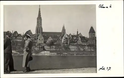 Foto Ak Ulm an der Donau Baden Württemberg, Kirche, Menschen am Ufer