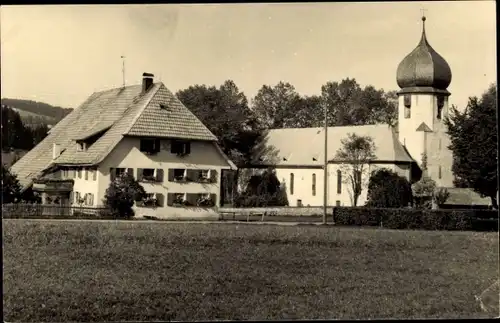 Foto Ak Hinterzarten im Schwarzwald, Teilansicht, Kirche