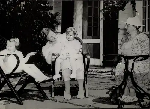 Foto Ak Prinzessin Juliana der Niederlande, Prinzessin Beatrix, Irene, Besuch in Ottawa 1943