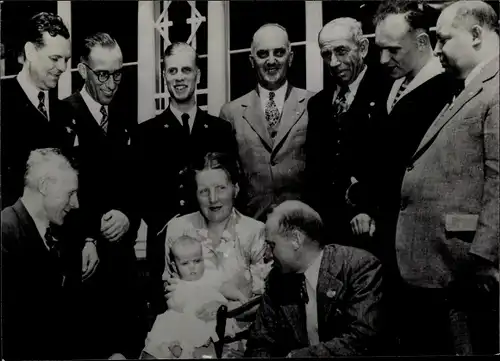 Foto Ak Prinzessin Juliana der Niederlande, Prinzessin Margriet, Männer des Hofstaates, 1943