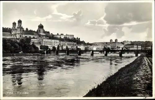 Ak Passau in Niederbayern, Innufer mit Studienkirche, Brücke