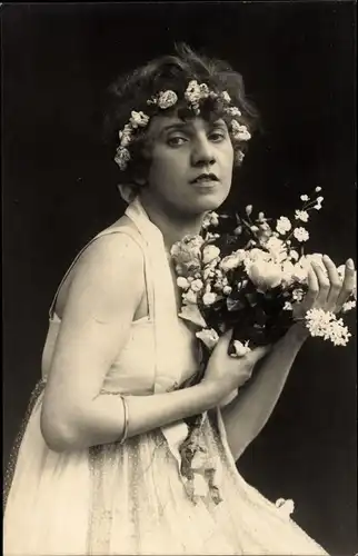 Foto Ak Portrait einer Frau mit Blumenstrauß, Künstlerin