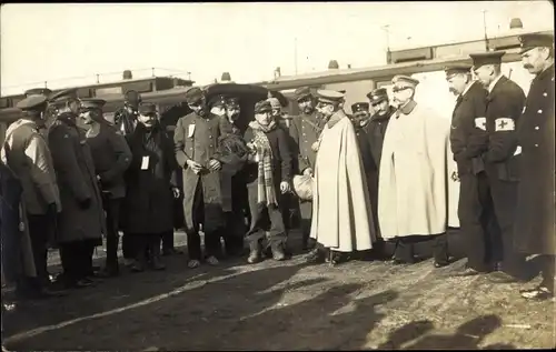 Foto Ak Königsbrück, Truppenübungsplatz, Kriegsgefangenenlager, Kriegsgefangene bei der Ankunft