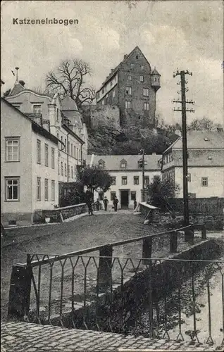 Ak Katzenelnbogen im Rhein Lahn Kreis, Straßenpartie am Wasser, Burg