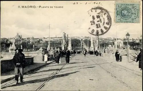 Ak Madrid Spanien, Puente de Toledo, Passanten, Blick zum Ort