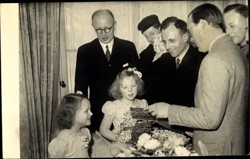 Foto Ak Prinz Bernhard, Prinzessin Beatrix der Niederlande, Prinzessin Irene