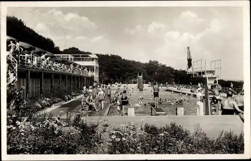 Ak Wiesbaden in Hessen, Opelbad, Badegäste, Sprungbrett, Sprungturm