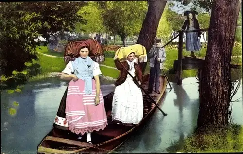 Ak Burg im Spreewald, Spreewälderinnen in Tracht, Kahn