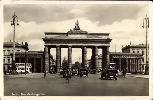 Foto Ak Berlin, Brandenburger Tor, Verkehr