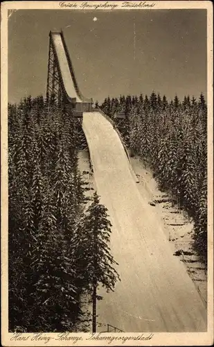 Ak Johanngeorgenstadt im Erzgebirge, Hans Heinz Skisprungschanze umgeben von Tannen
