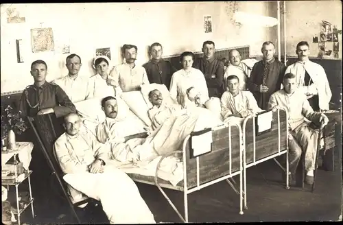 Foto Kaiserslautern in der Pfalz, Gruppenportrait am Krankenbett im Lazarett