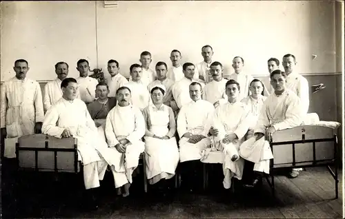 Foto Kaiserslautern in der Pfalz, Gruppenportrait am Krankenbett im Lazarett