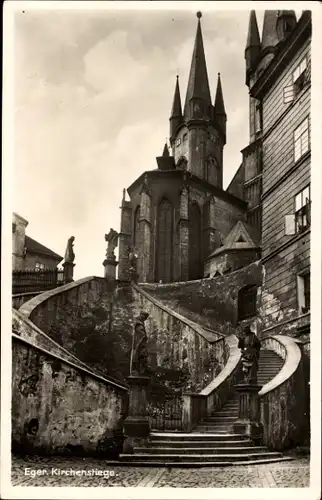 Ak Eger, Blick auf die Kirchenstiege mit Denkmal
