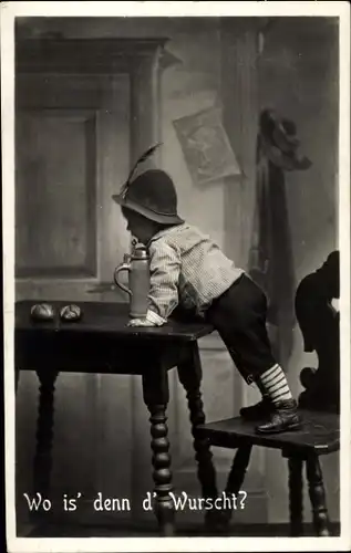 Ak Wo is' denn d' Wurscht, Kind in Tracht steht auf einem Stuhl, Bierkrug
