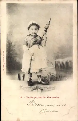 Ak Petite paysanne Creusoise, Mädchen in Tracht beim Spinnen