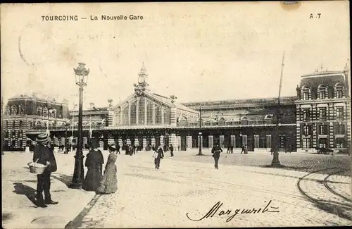 Ak Tourcoing Nord, Blick auf den neuen Bahnhof, Platz mit Passanten