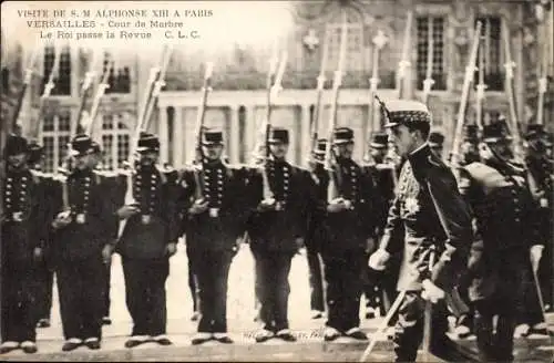 Ak Versailles Yvelines, Besuch von HM Alphonse XIII. in Paris, Der König verabschiedet die Rezension