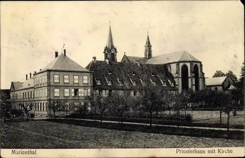 Ak Marienthal Kaltenhausen Elsaß Bas Rhin, Priesterhaus mit Kirche