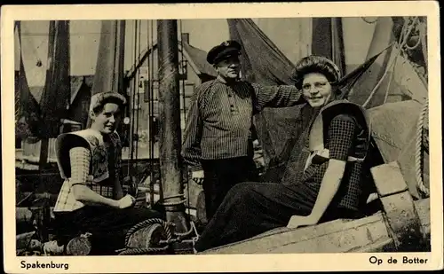 Ak Spakenburg Utrecht Niederlande, Op de Botter, Fischerboot, Frauen in Tracht