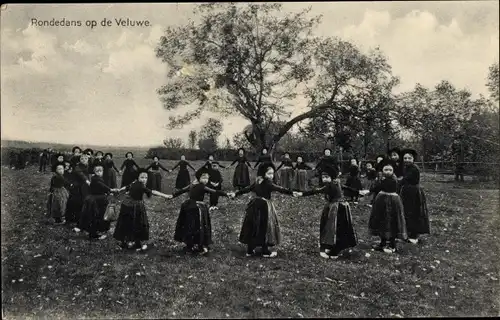 Ak Rondedans op de Veluwe, Volkstrachten
