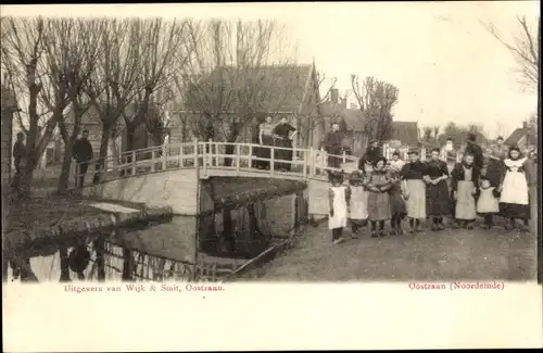Ak Oostzaan Nordholland, Noordeinde, Brücke, Fluss, Anwohner