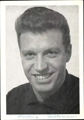 Foto Sänger Hartwig Stuckmann, Portrait im dunklen Hemd