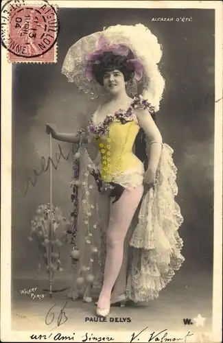 Ak Schauspielerin Paule Delys, Portrait, Kostüm, Schirm, Kopfschmuck