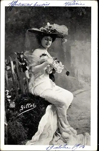 Ak Schauspielerin Gillet, Portrait, Hut, Blumen