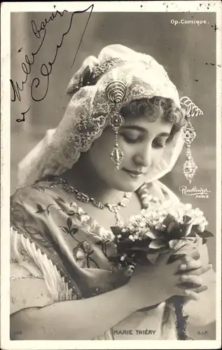 Ak Schauspielerin Marie Thiery, Portrait, Autogramm, Blumen, Kopfschmuck