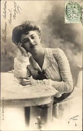 Ak Schauspielerin Pierat, Reutlinger Paris, Am Tisch sitzend