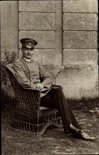 Foto Ak Deutscher Offizier in Uniform, Husemann, Inf. Regt. 55, Sitzportrait, Korbsessel, Meyenburg