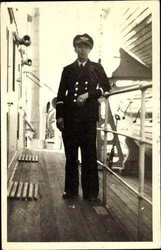 Foto Ak Seemann in Uniform an Bord eines Schiffes, Standportrait
