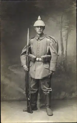 Foto Ak Deutscher Soldat in Uniform, Standportrait, Ausrüstung, Pickelhaube, Bajonett