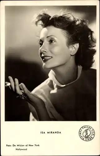 Ak Schauspielerin Isa Miranda, Portrait mit Zigarette