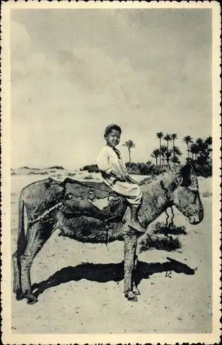 Ak Ägypten, Kleiner Junge auf einem Esel in der Wüste